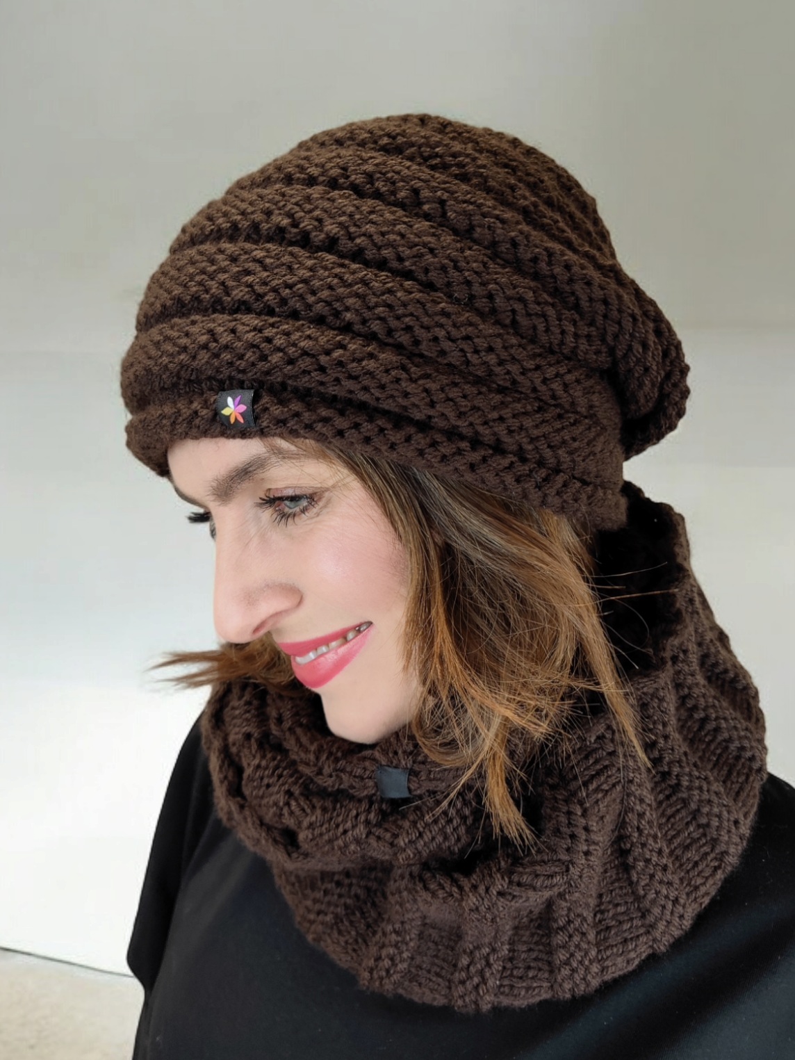 Ručně pletený nákrčník a čepice z české výroby